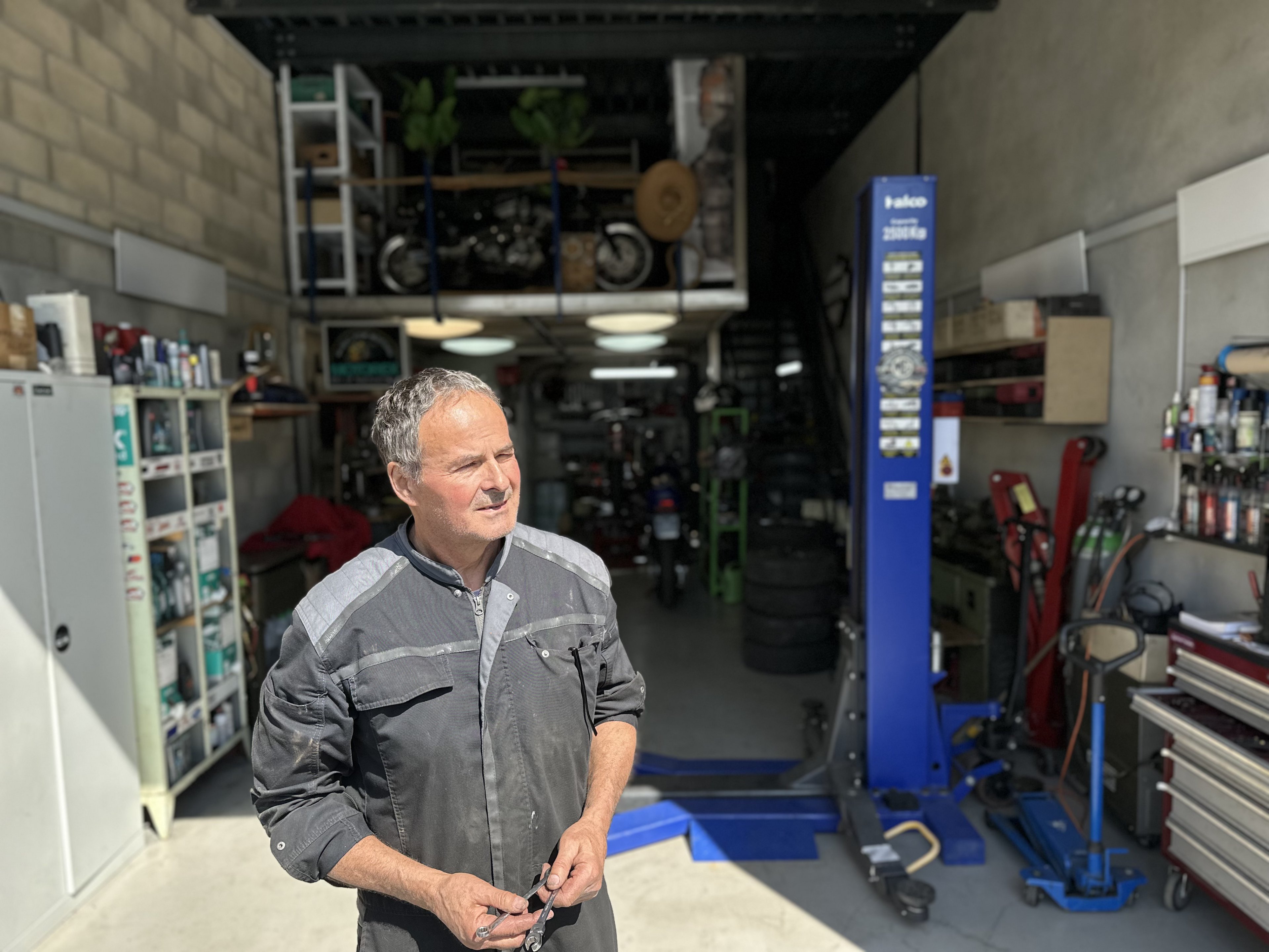 Christian Pittet devant son atelier à Ballaigues
