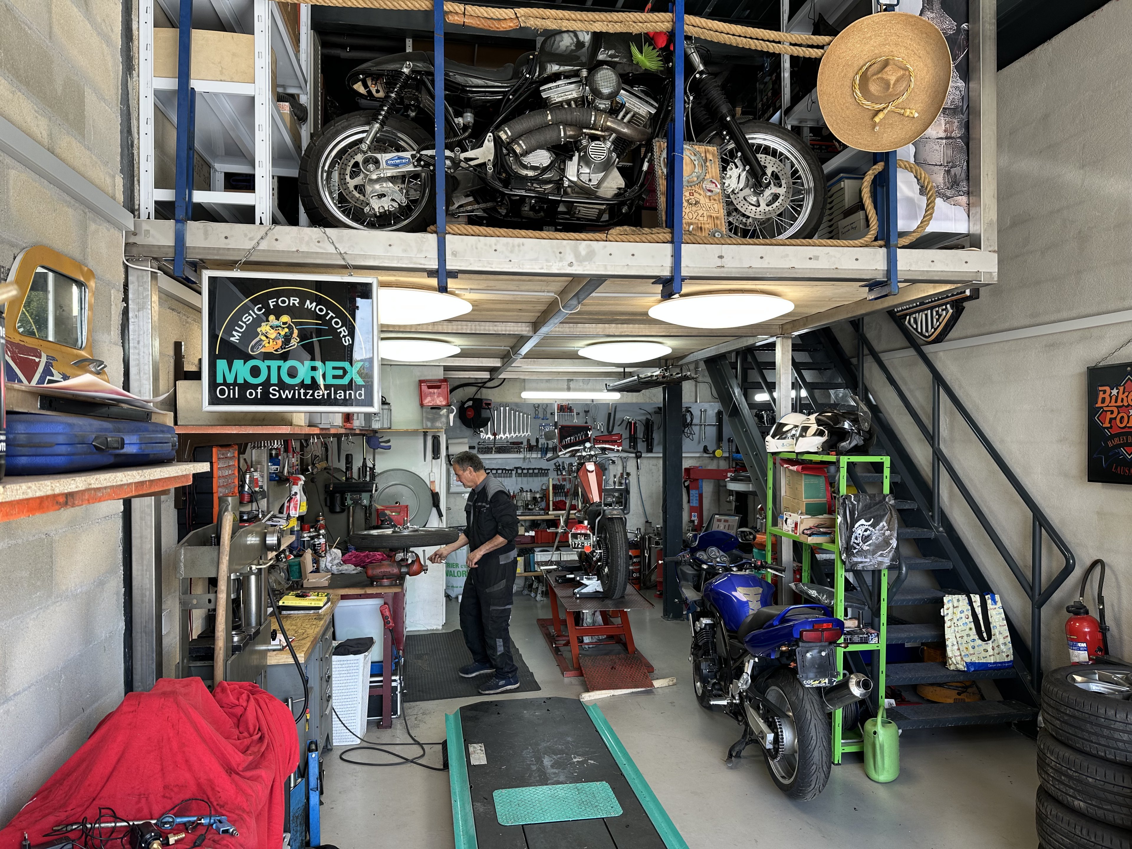 L’intérieur du garage et ses motos