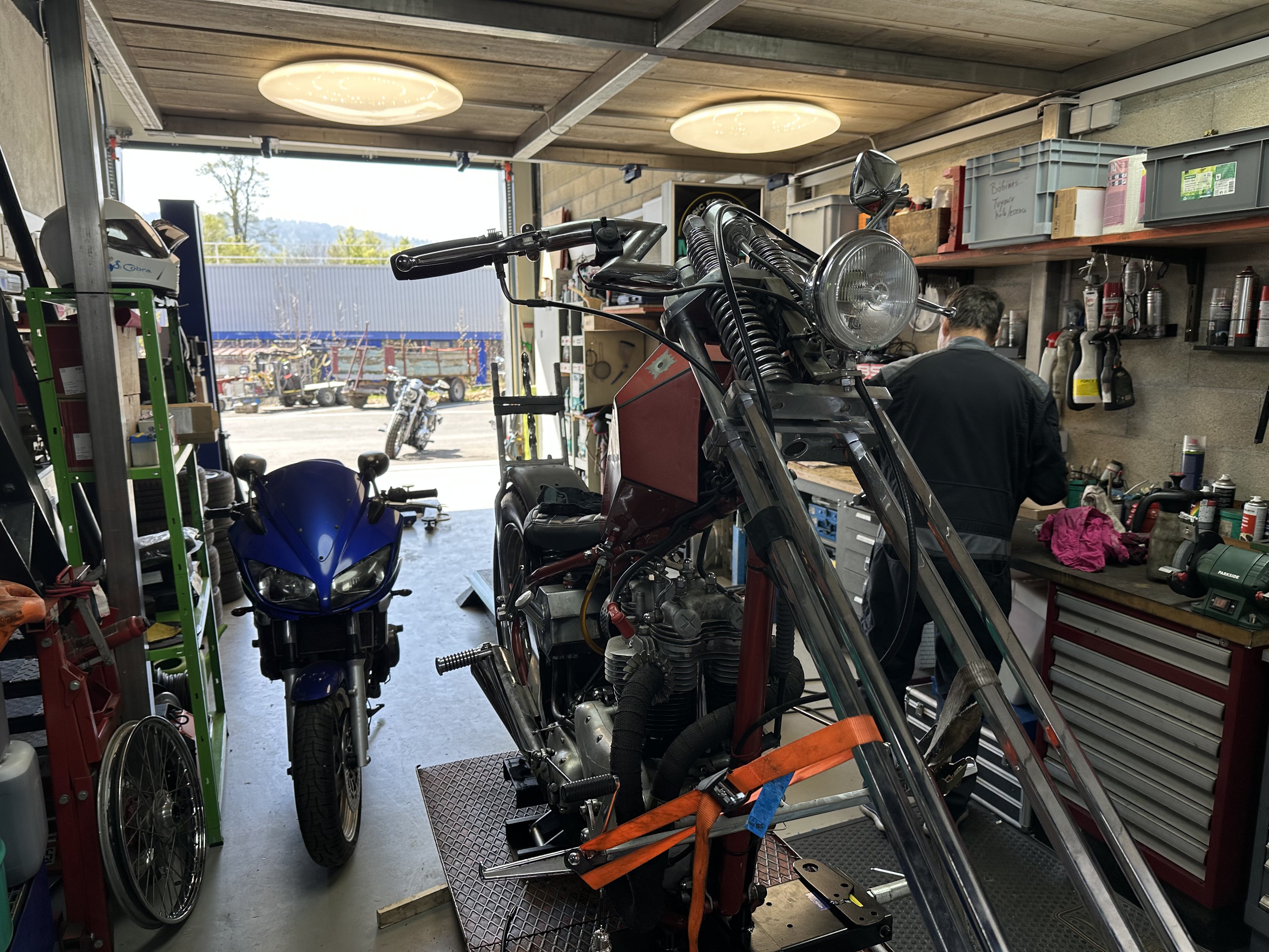 Moto sur le pont de travail dans l’atelier Hot Wheel’s Garage